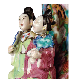图为清道光广彩开光花蝶人物纹双人耳方口扁瓶细节图，此瓶双耳是东方仕女造型，盖纽是西方圣母造型，这种中西组合的造型十分少见，反映出当时中西文化的交流和融合。（来源：广州十三行博物馆）
