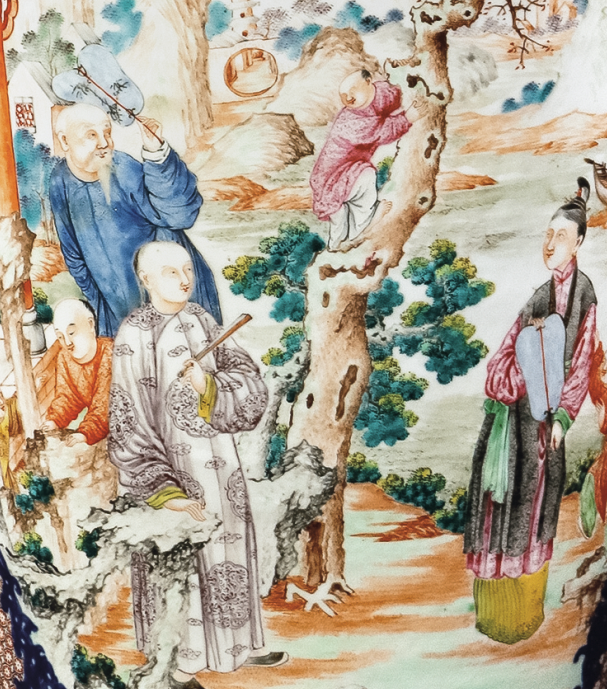 图为清中期广彩青花锦地描金庭院人物纹狮钮盖瓶细节图，腹部开窗绘“满大人”图案，人物表情生动，绘画借鉴西洋技法，富有立体感。“满大人”图案是当时外销瓷上较为流行的图案，多为轻松欢愉、充满亲情的庭院生活场景。（来源：广州十三行博物馆）