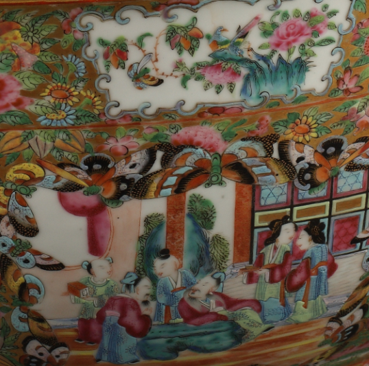 图为清光绪广彩描金开光花鸟人物纹潘趣大碗细节图。（来源：广州十三行博物馆）