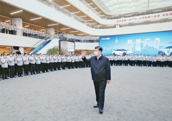 2023年4月10日至13日，中共中央总书记、国家主席、中央军委主席习近平在广东考察。这是12日下午，习近平在广汽研究院向职工们挥手致意。 新华社记者 鞠鹏/摄